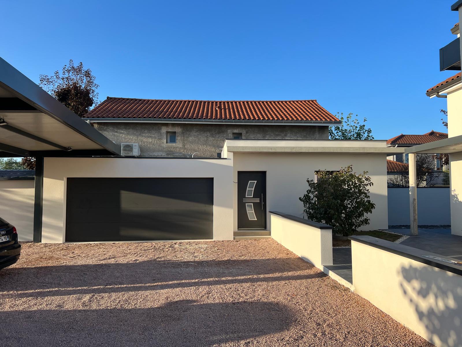 Garage contemporain avec enduit et clôture