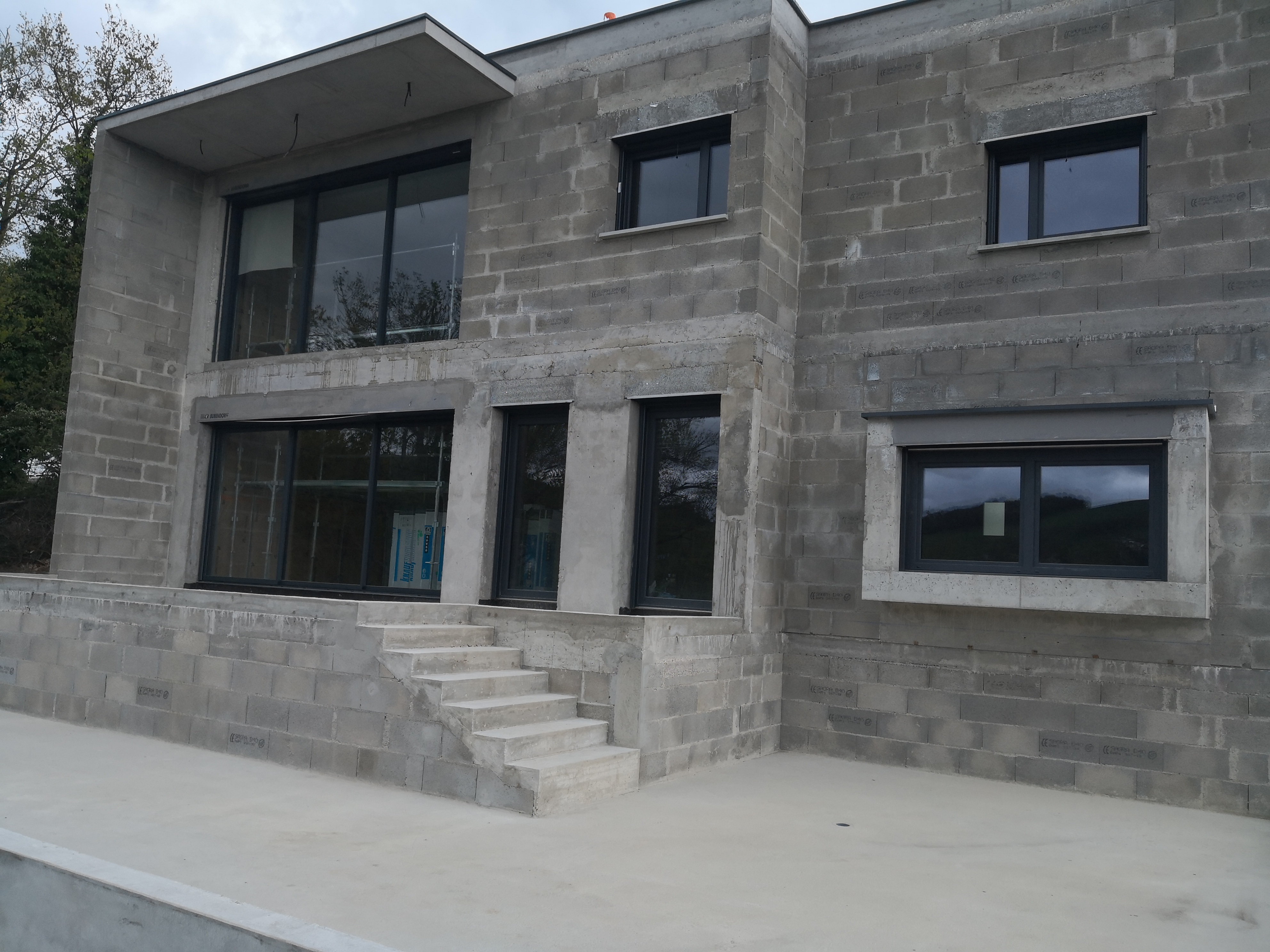 Maison neuve en blocs bruts avant enduit