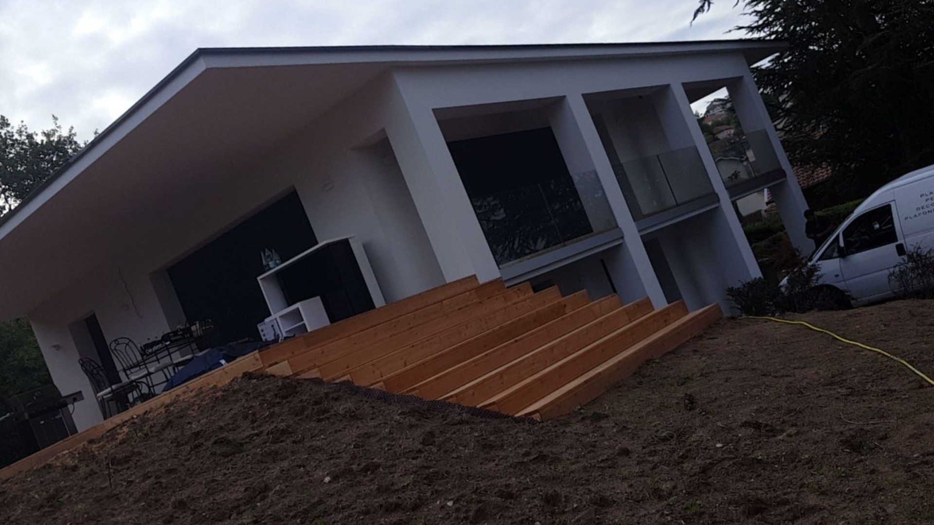 Maison toit plat avec dalle en porte-à-faux et maçonneries structurelles