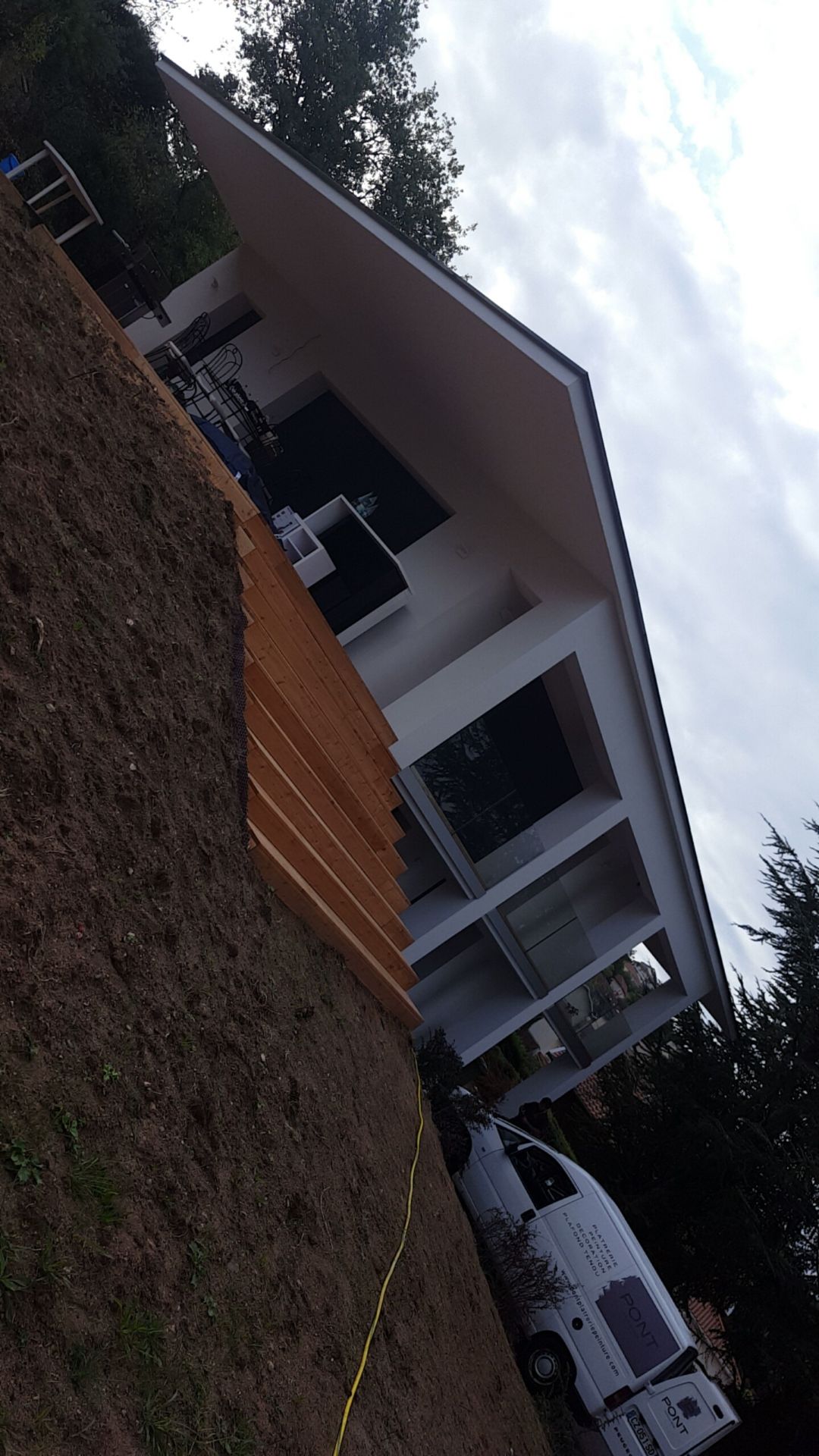 Maison toit plat avec grande terrasse bois